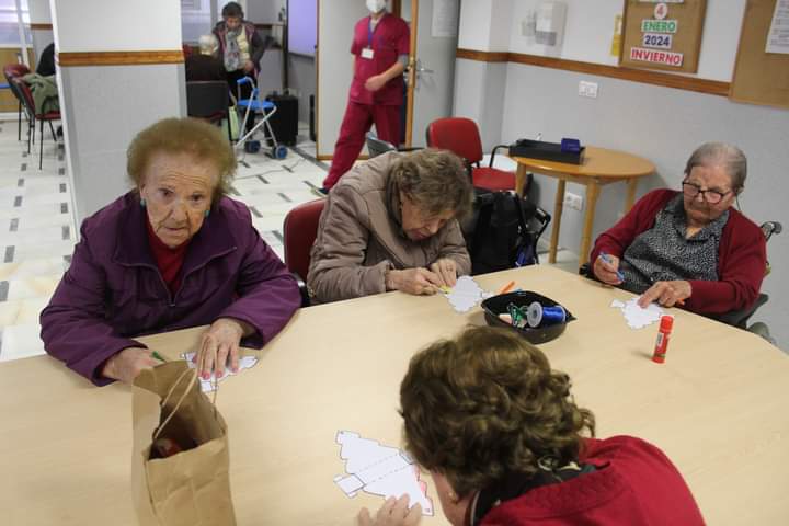 Esta mañana hemos participado en un taller de manualidades, donde hemos confeccionado un regalo para entregar a aquellas personas que apreciamos.⬇️⬇️