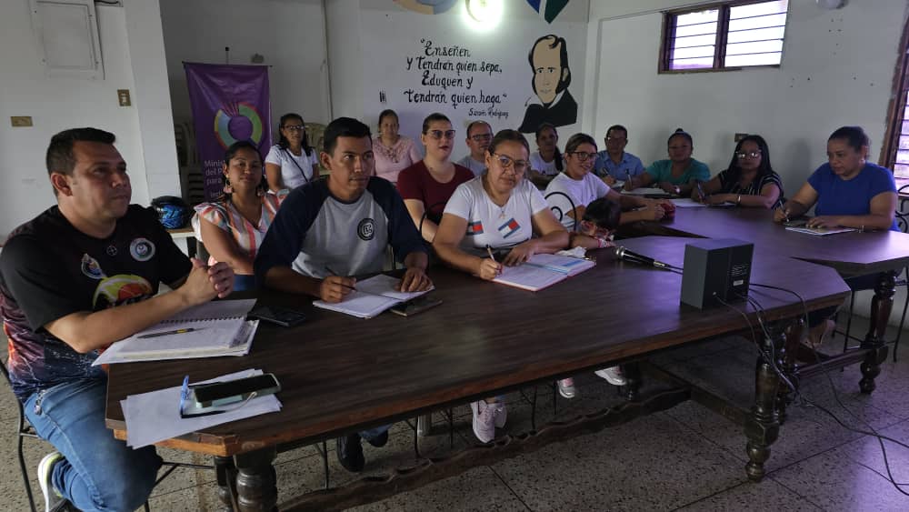 Asi iniciamos nuestro año #Hoy en  videoconferencia recibiendo orientaciones ministeriales Plataforma Mujer Venezuela, Inicio de Clases Enero 2.024. #mppe <a href="/_LaAvanzadora/">Yelitze Santaella</a> <a href="/NicolasMaduro/">Nicolás Maduro</a> @MPPEDUCACION