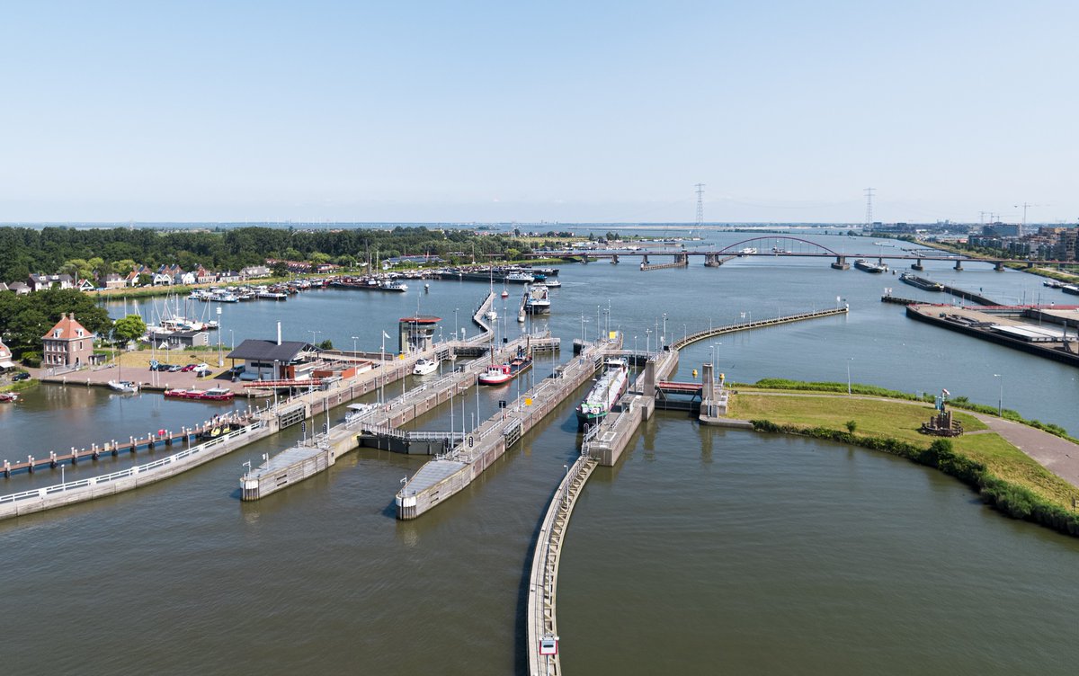 Vanwege de hoge waterstanden is het Oranjesluizencomplex gestremd. De Noorder-, Midden- en Zuidersluis & de Prins Willem Alexandersluis zijn hierdoor de komende dagen niet in bedrijf. Wanneer het sluizencomplex open kan, is nog niet bekend. Meer info: portofamsterdam.com/.../oranjeslui…...