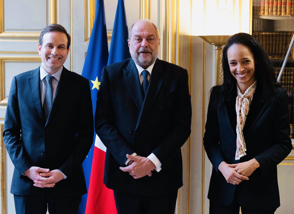 Eric Dupond-Moretti (@e_dupondm) on Twitter photo Alors que leur mandat débute à peine, il était important pour moi de recevoir le nouveau <a href="/batonnierparis/">Bâtonnier de Paris</a> et la vice-bâtonnière. La porte de la Chancellerie leur sera toujours ouverte. <a href="/Avocats_Paris/">Avocats de Paris</a> ont leur rôle à jouer dans la transformation de la justice dans les mois à venir. Alors que leur mandat débute à peine, il était important pour moi de recevoir le nouveau <a href="/batonnierparis/">Bâtonnier de Paris</a> et la vice-bâtonnière. La porte de la Chancellerie leur sera toujours ouverte. <a href="/Avocats_Paris/">Avocats de Paris</a> ont leur rôle à jouer dans la transformation de la justice dans les mois à venir.