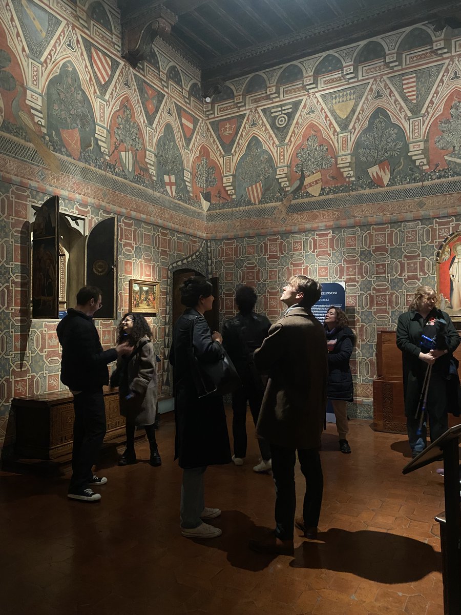 The Visual and Material Working Group wishes you a Happy New Year 🎆 To kick-off the year, here are some highlights from our last event at #museodavanzati displaying its collections as a “re-enactment of the ancient house” of the Davizzi, family of merchants and bankers.