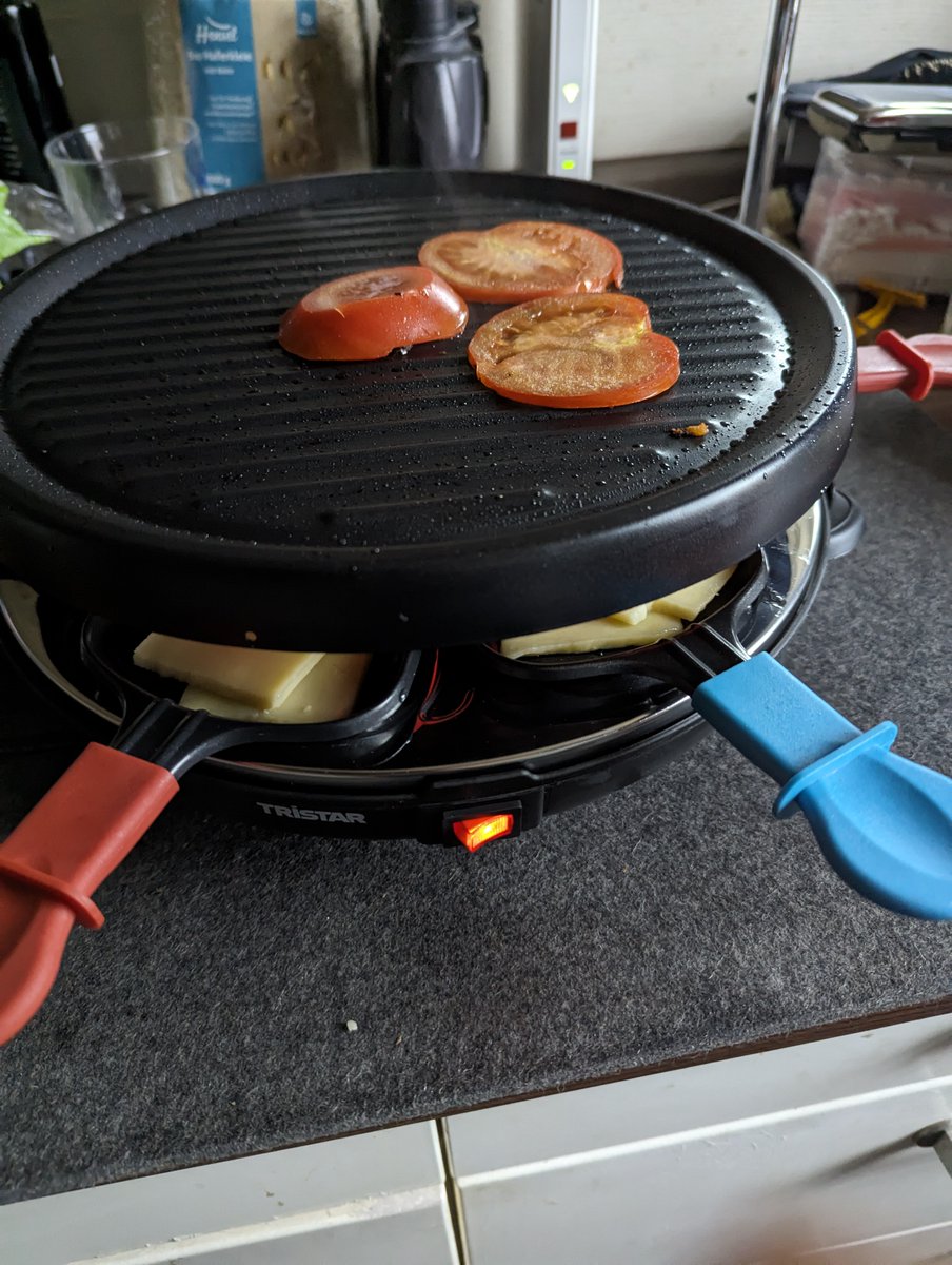 Smuda_Berlin's tweet photo. Überraschungsfund in meiner Kammer für Töpfe, Pfannen und allerlei #Klimbim. Den #Raclette-Grill, ein Geschenk, vor 18 Jahren bekommen, zufällig hier bei mir in #Berlin entdeckt. Gut so! Es gab Grilltomate, zwei #Buletten/#Frikadellen/#Fleischpflanzerl + Raclette-Käse. Lecker! https://t.co/3VEGnCGVl2