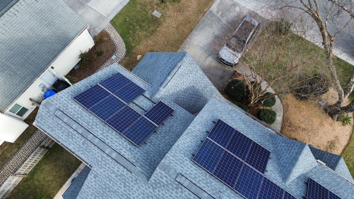 roofingusallc's tweet photo. Our recent roof replacement project in Mount Pleasant featured Timberline HDZ shingles in the color Oyster Gray. The added bonus? Solar panels, not just a trend but a smart investment, bringing countless positive benefits to this modern home ☀️ https://t.co/EMy98yhFC5