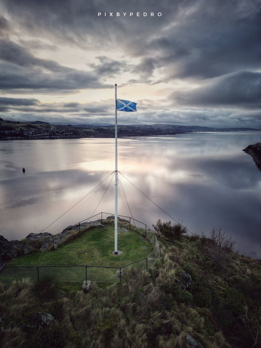 Absolutely perfect flying conditions today- just enough breeze to have the saltire flying at Dumbarton Castle fluttering nicely. Stunning sunset tonight being a wee bonus. 🏴󠁧󠁢󠁳󠁣󠁴󠁿 

#dumbarton #dumbartoncastle #scotland #saltire #scottishcastle @VisitScotland