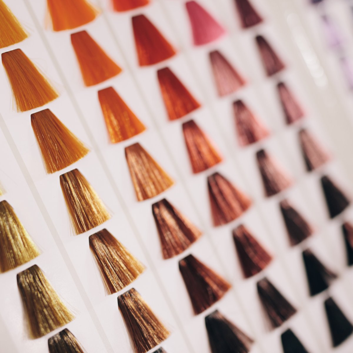BeautyDistrictS's tweet image. If you're ready to unlock your best colors, it's time to try seasonal color analysis! This system formulates your perfect hues based on skin tone, hair, &amp;amp; eye color, including undertones (hue) &amp;amp; value (light vs dark) &amp;amp; works color magic! 🎨✨ #ColorAnalysis #BeautyTip