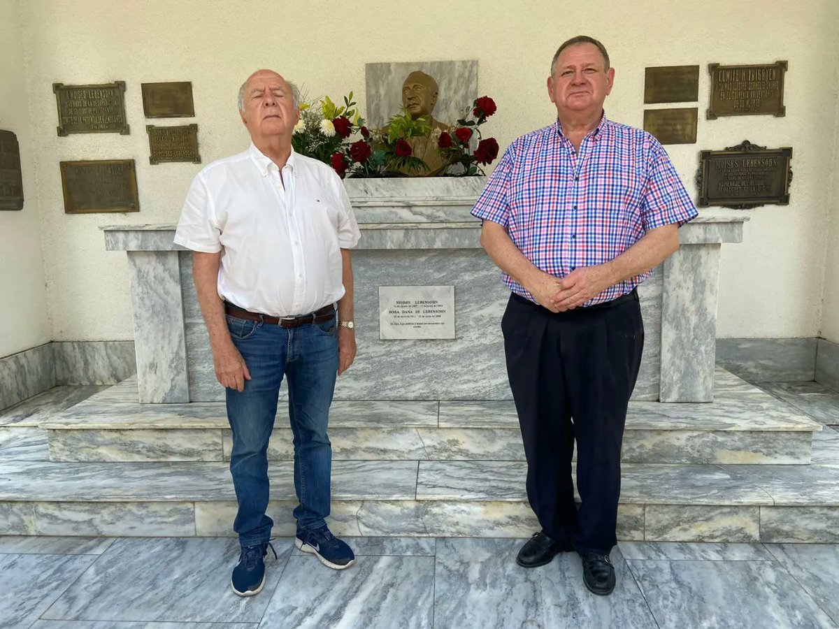 fabianrogelER's tweet photo. Culminando mi estadía en Junín, junto a Héctor Lebensohn fuimos al mausoleo donde se encuentran los restos de Moisés Lebensohn. 
Con posterioridad estuvimos en el canal que forma parte del multimedios del diario “Democracia "...
https://t.co/RCu2OZhV72 https://t.co/fyUz3VDTvp