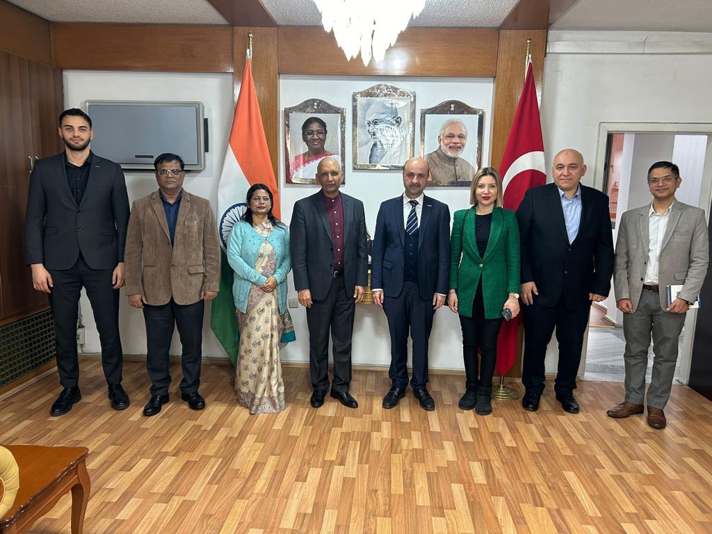 MUSIADIndia's tweet photo. Müsiad Hindistan temsilciliği olarak üyelerimizle birlikte Hindistan Türkiye büyükelçisi Sayın Virander Paul beyefendiyi ziyaret edip, EXPO fuarımızla ilgili çalışmalarımızı paylaştık Büyükelçimiz ve ekibinin Hindistan Türkiye ilişkileri için icraata yönelik gayretlerini dinledik https://t.co/1k3F6uShJp
