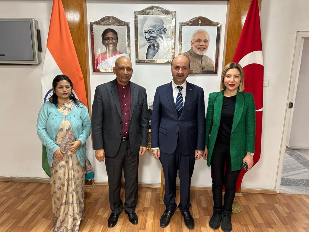 MUSIADIndia's tweet photo. Müsiad Hindistan temsilciliği olarak üyelerimizle birlikte Hindistan Türkiye büyükelçisi Sayın Virander Paul beyefendiyi ziyaret edip, EXPO fuarımızla ilgili çalışmalarımızı paylaştık Büyükelçimiz ve ekibinin Hindistan Türkiye ilişkileri için icraata yönelik gayretlerini dinledik https://t.co/1k3F6uShJp