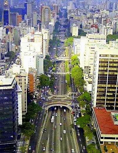 CIVoficial's tweet photo. Década de los años 80's.  Avenida Libertador. El desarrollo que experimentaba la ciudad capital hace más de 40 años. https://t.co/9YAaD7IrUV