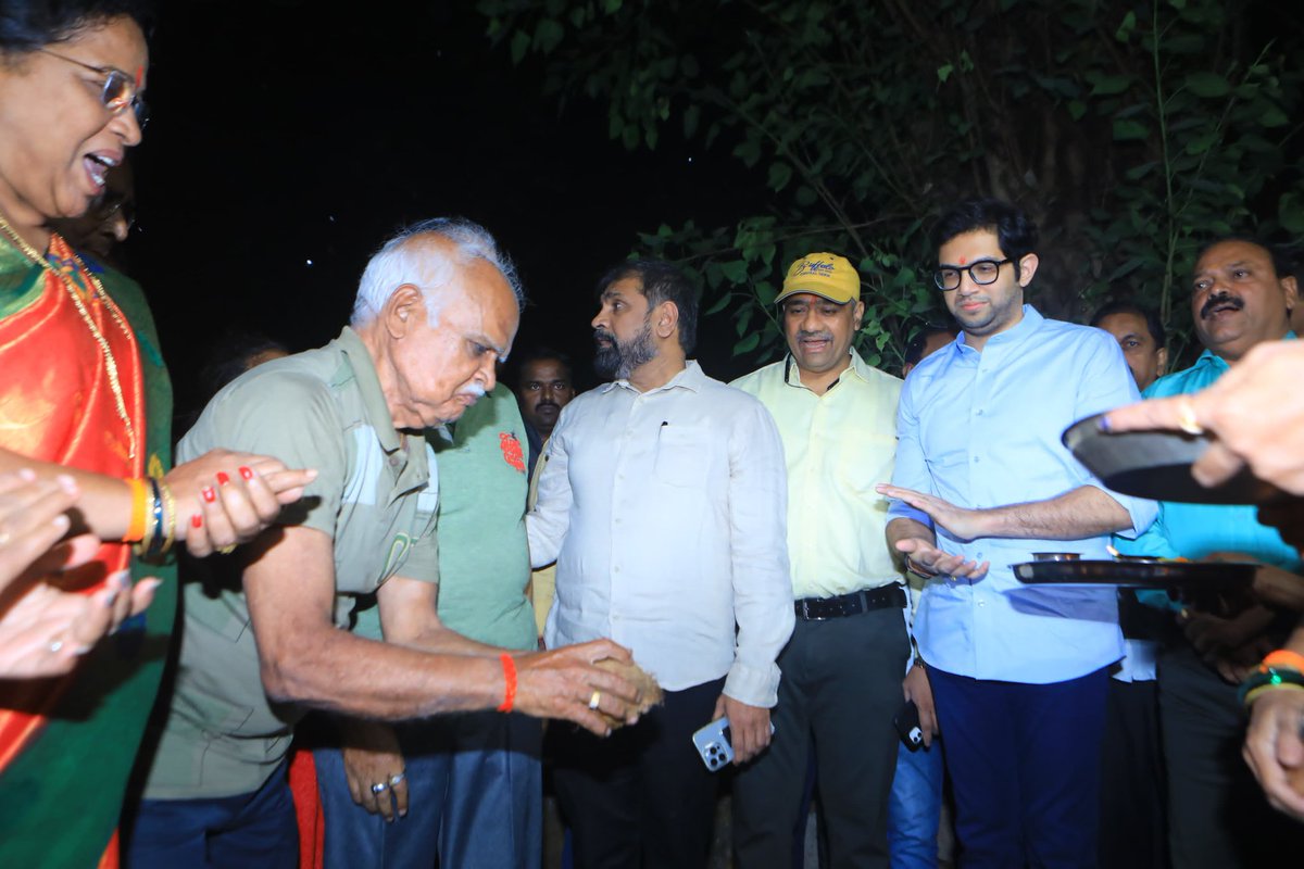 AUThackeray's tweet photo. माझ्या आमदार निधीतून मंजूर झालेल्या विविध विकासकामांचे आज उद्घाटन केले. 

सेंच्युरी कामगार वसाहत येथील श्री दर्शन विकास मंडळ चाळ नं. १६ व १७ मधील पटांगणाचे सिमेंटीकरण, काँक्रीटीकरण तसेच ज्येष्ठ नागरिकांसाठी शेड बांधण्याच्या कामाचा शुभारंभ केला. https://t.co/2aa7x7kQpU