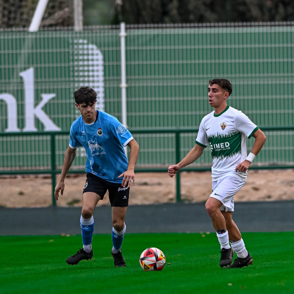 futbolbaseECF's tweet photo. 🟢 0-0 ⚫️ | ⌚️ Min. 20 | Reina la igualdad

Máxima igualdad aunque dominio franjiverde de la posesión 

#ElcheRealRacing | #MuchoElche 💚 https://t.co/rna77MmO2J