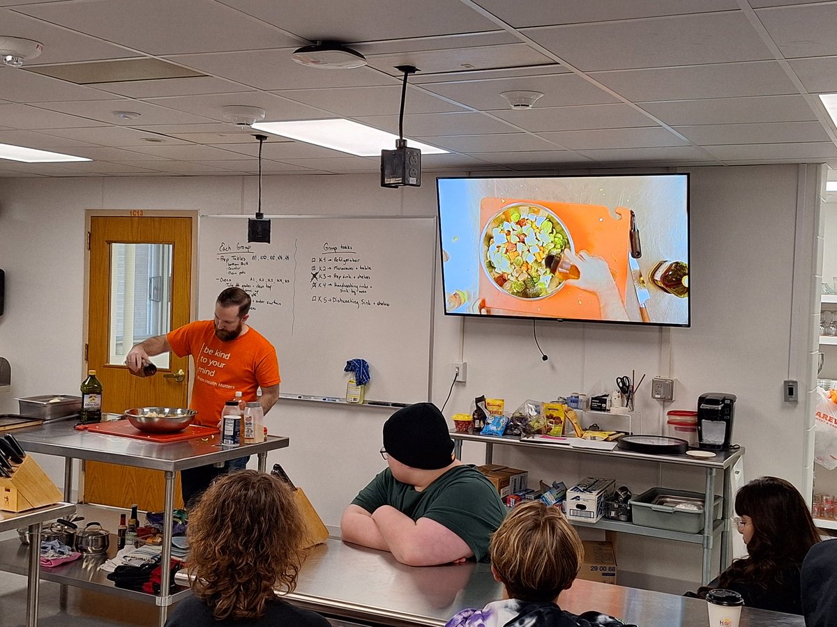 tfelderman78's tweet image. Mr. Carper using his new demonstration table. #WDHawks #waycool