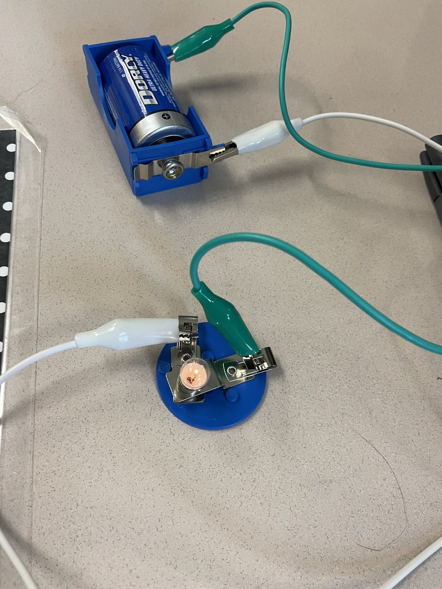 MrsJoyceRLC5th's tweet photo. Creating circuits! ⚡️💡🔋 https://t.co/xBDYRqwEyf