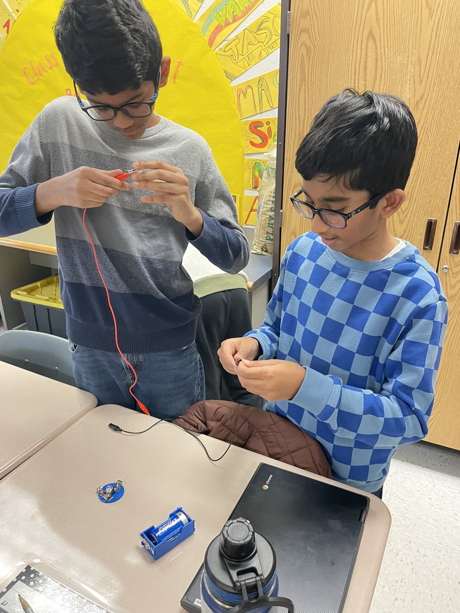 MrsJoyceRLC5th's tweet photo. Creating circuits! ⚡️💡🔋 https://t.co/xBDYRqwEyf
