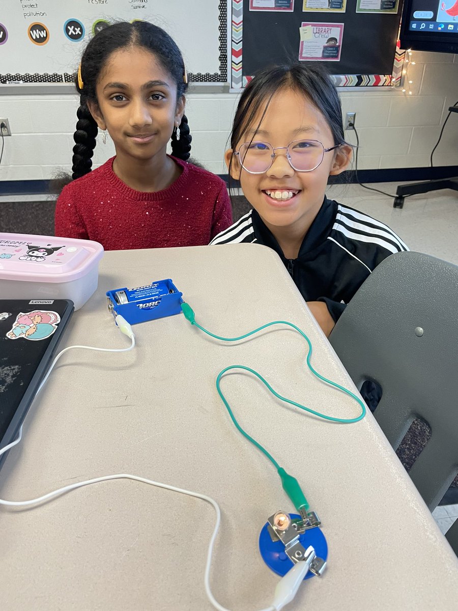 MrsJoyceRLC5th's tweet photo. Creating circuits! ⚡️💡🔋 https://t.co/xBDYRqwEyf