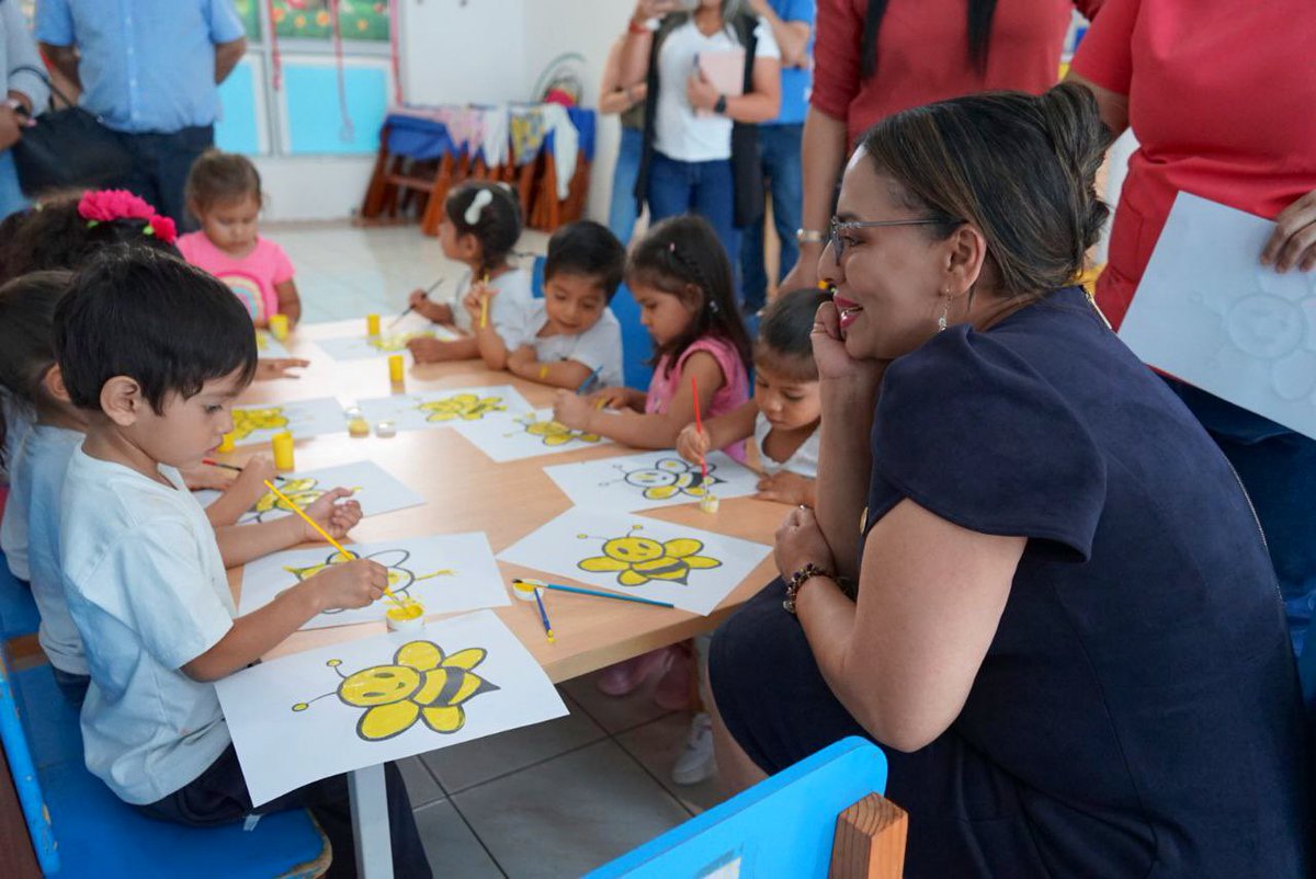 DHumanoEc's tweet photo. #Manabí | La ministra @zaida_rovira visitó el Centro de Desarrollo Infantil Jorge Mendoza en #Portoviejo, en donde recorrió sus áreas pedagógicas y compartió, con entusiasmo, con niños y niñas del lugar. Atendemos a 90 menores de la zona urbana del cantón. #ElNuevoEcuador 🇪🇨 https://t.co/ADkPcluxaZ