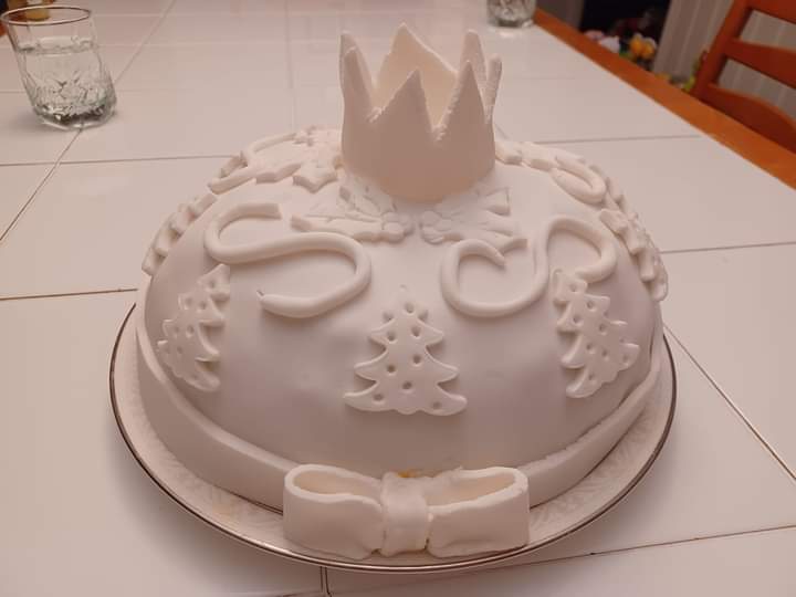BakeEurope's tweet photo. Last year, I made my own Twelfth Night Cake. 

This is an old Epiphany tradition from the British Isles 🇬🇧 that isn't common today.

It's a large fruitcake, covered in marzipan, and then royal icing or, in my case, homemade fondant.

It was popular to play games around it! https://t.co/HtPHgnWpgK