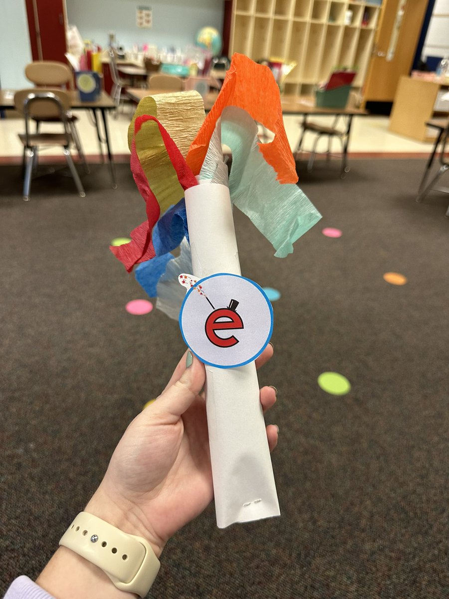 Using our magic e wand to make the vowel man appear! 🪄🎩

#letterland #phonics