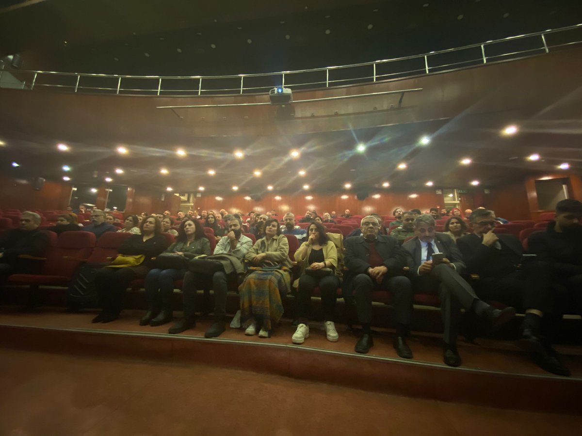 Mersin'den sonra bugün Adana'da Deprem Dayanışma Derneği çağrısı ile "Üç Gün" belgeseli gösterimi gerçekleştirildi. Gösterim sonrası belgeselin yönetmenlerinden Bülent Aytaç Yoldaş, Kalemkaş Köyü Muhtarı Cengiz Kanoğlu'nun katılımıyla dayanışma ağlarını konuşuyoruz