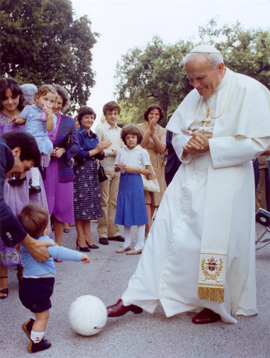 johnnyXscotland's tweet photo. Bellahouston 1982

Pope John Paul 2, kicks a ball back to a young Willie Collum. https://t.co/mHhHMUYUm8