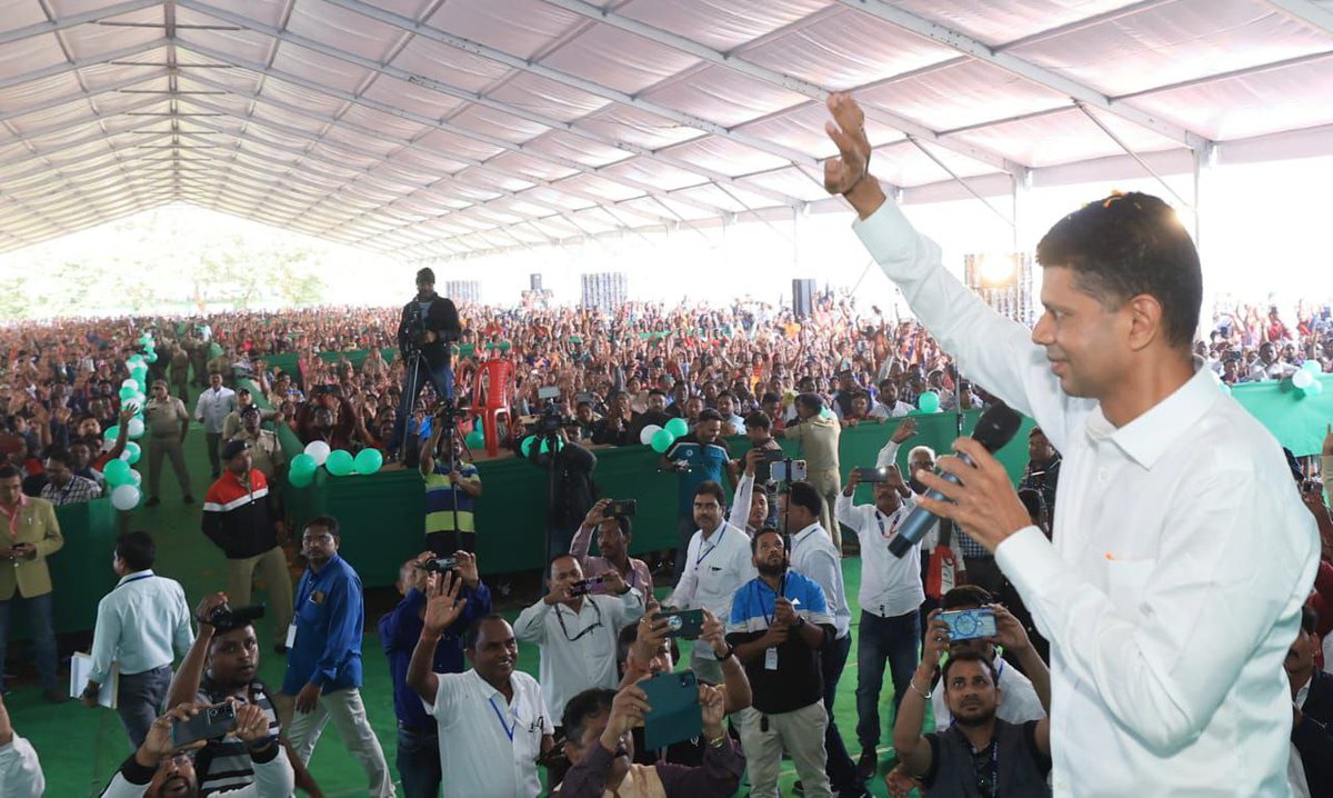 CMO_Odisha's tweet photo. As per direction of CM Shri @Naveen_Odisha, Chairman #5T and #NabinOdisha, Shri Kartik Pandian reviewed progress of various development projects in #Sundargarh district and interacted with the public during the second day of visit. Shri Pandian visited Samleswari Temple at Sundargarh for development work review and also assessed the progress of other major projects at Vedvyas temple in Rourkela, Shiv Temple at Ghoghar, Shiv temple at Belsara.

The #5T Chairman reviewed progress of ₹48.11 Cr Railway Over Bridge at Rajgangpur. Later, he inspected other development projects in Sundargarh including MEGA piped water supply Projects which is set to benefit Kutra, Rajgangpur, Gurundia, Lahunipada, Koida, Nuagaon and Kuarmunda block; important bridges; Synthetic Turf Hockey Training Centre at Kuarmunda, Nuagaon & Bisra Block.