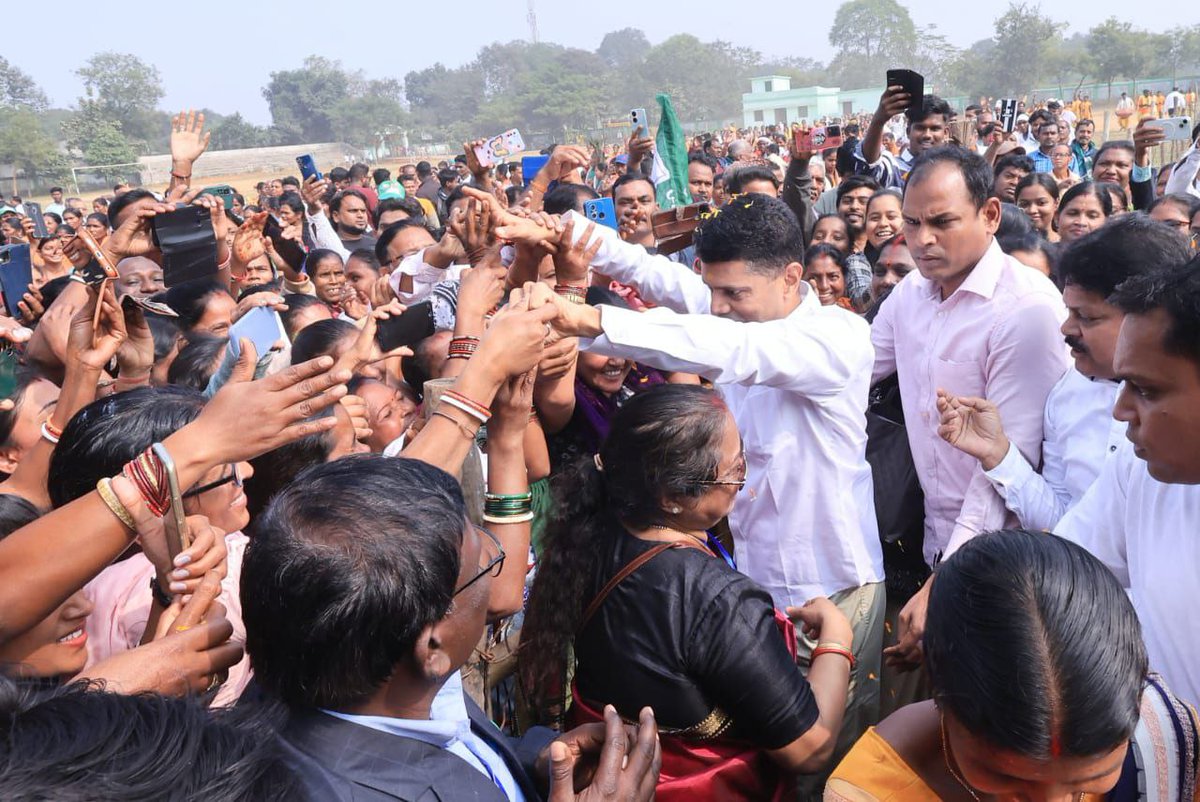 CMO_Odisha's tweet photo. As per direction of CM Shri @Naveen_Odisha, Chairman #5T and #NabinOdisha, Shri Kartik Pandian reviewed progress of various development projects in #Sundargarh district and interacted with the public during the second day of visit. Shri Pandian visited Samleswari Temple at Sundargarh for development work review and also assessed the progress of other major projects at Vedvyas temple in Rourkela, Shiv Temple at Ghoghar, Shiv temple at Belsara.

The #5T Chairman reviewed progress of ₹48.11 Cr Railway Over Bridge at Rajgangpur. Later, he inspected other development projects in Sundargarh including MEGA piped water supply Projects which is set to benefit Kutra, Rajgangpur, Gurundia, Lahunipada, Koida, Nuagaon and Kuarmunda block; important bridges; Synthetic Turf Hockey Training Centre at Kuarmunda, Nuagaon & Bisra Block.