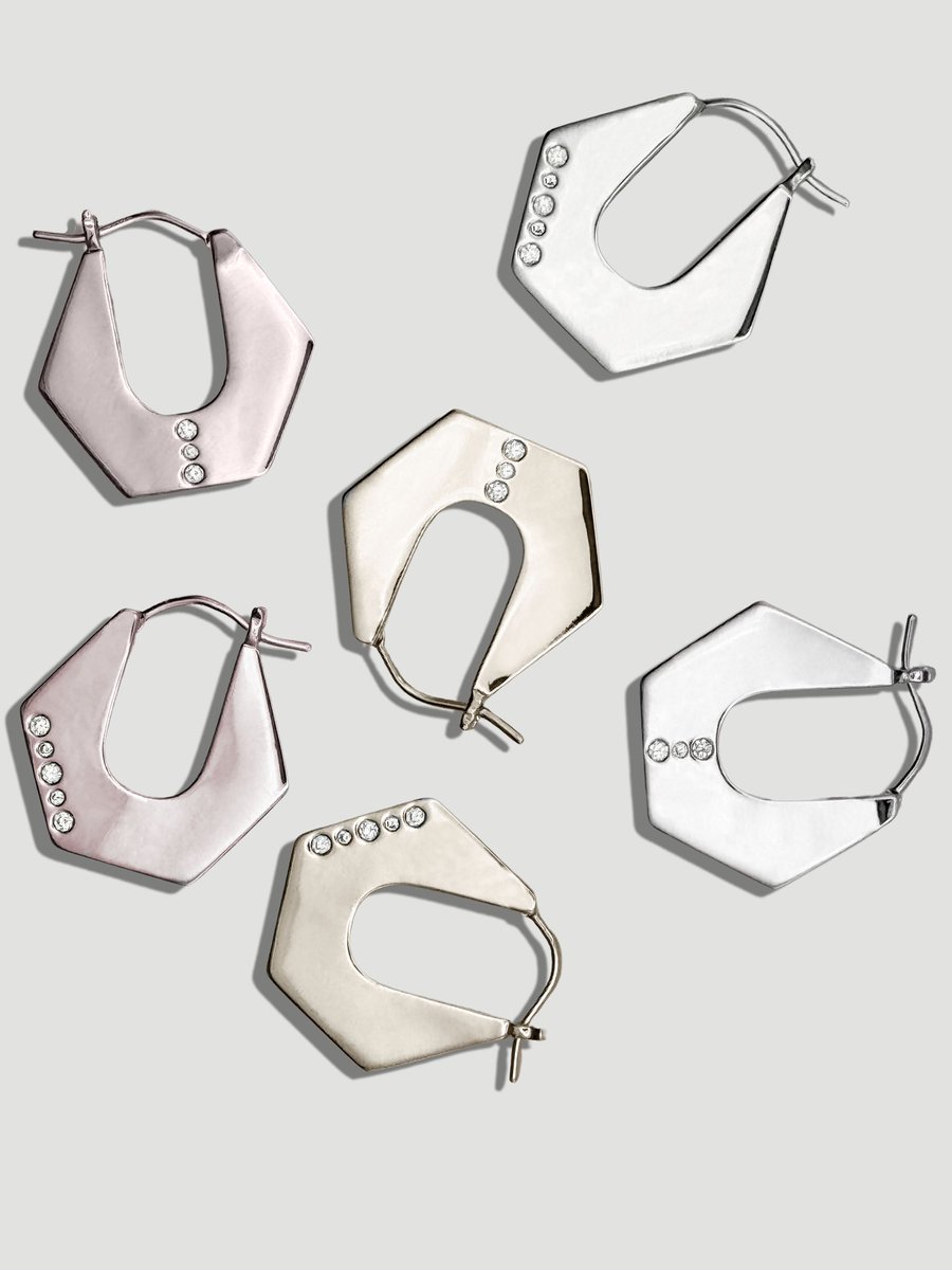 BonheurJewelry_'s tweet image. #CorporateCore but make it chic ✨

Sophisticated and chic, the Mireille hexagon-shaped #HoopEarrings are flush-set with bright round crystals and cast from 100% sustainable brass.

Dipped in layers of our signature 18k yellow gold, rose gold, and/or rhodium plating for maximum