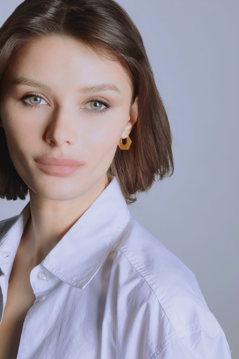 BonheurJewelry_'s tweet image. #CorporateCore but make it chic ✨

Sophisticated and chic, the Mireille hexagon-shaped #HoopEarrings are flush-set with bright round crystals and cast from 100% sustainable brass.

Dipped in layers of our signature 18k yellow gold, rose gold, and/or rhodium plating for maximum