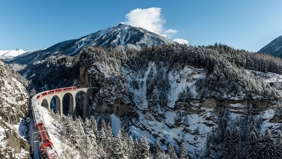 Did you know that Switzerland’s rail network covers 3,241 miles of railway? This means the country has the densest rail network in Europe with 196 miles of track per 1,000 square miles - 2.5 times more than the European average!  🚞🇨🇭 #nationaltriviaday