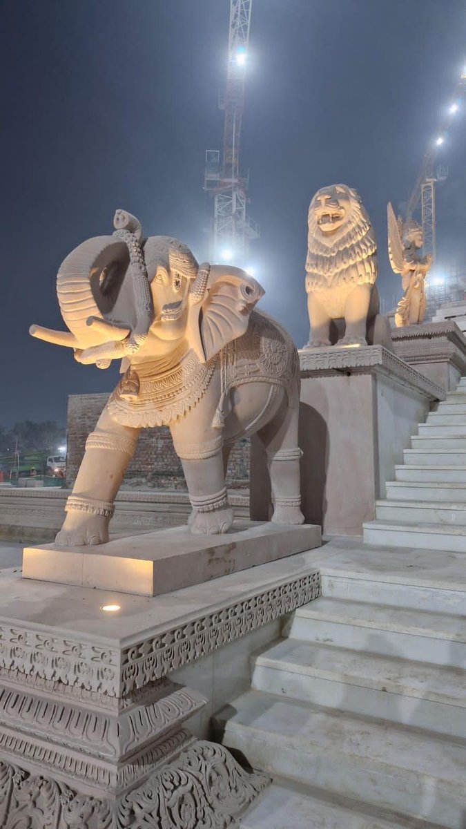 Murtis of elephant, lion, Hanuman Ji & Garuda have been installed at the entrance gate of Shri Ram Janmbhoomi Mandir. These Murtis, have been sculpted from pink sandstone sourced from Rajasthan’s Bansi Paharpur village.