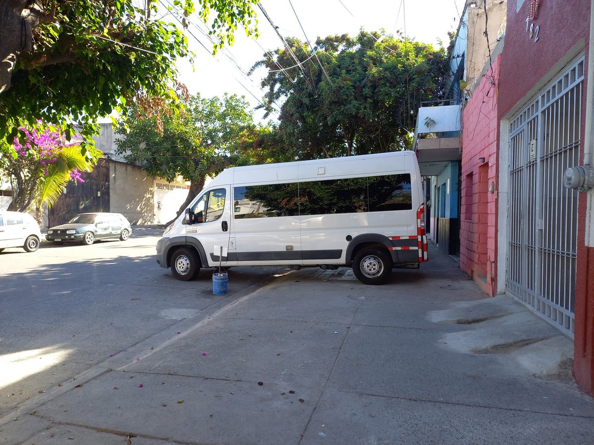 vehículo mal estacionado todos los días en Gómez Farías 784 entre constancia y Leonardo Oliva dificulta el paso peatones <a href="/Trafico_ZMG/">TráficoZMGuadalajara</a> <a href="/TransporteJal/">Secretaría de Transporte Jalisco</a> <a href="/dk1250/">DK 1250</a> <a href="/Notisistema/">Notisistema</a>
