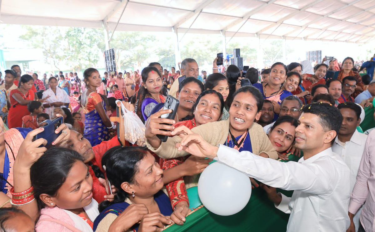 CMO_Odisha's tweet photo. As per direction of CM Shri @Naveen_Odisha, Chairman #5T and #NabinOdisha, Shri Kartik Pandian reviewed progress of various development projects in #Sundargarh district and interacted with the public during the second day of visit. Shri Pandian visited Samleswari Temple at Sundargarh for development work review and also assessed the progress of other major projects at Vedvyas temple in Rourkela, Shiv Temple at Ghoghar, Shiv temple at Belsara.

The #5T Chairman reviewed progress of ₹48.11 Cr Railway Over Bridge at Rajgangpur. Later, he inspected other development projects in Sundargarh including MEGA piped water supply Projects which is set to benefit Kutra, Rajgangpur, Gurundia, Lahunipada, Koida, Nuagaon and Kuarmunda block; important bridges; Synthetic Turf Hockey Training Centre at Kuarmunda, Nuagaon & Bisra Block.