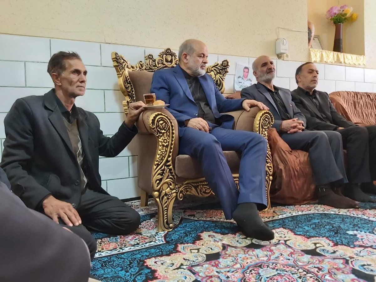 alirezaakbarz13's tweet photo. قیافه وقیحانه، نشستن بالای مبل در حالی که میزبان پایین نشسته و بشقابی که میزبان اونو نگه داشته رو ببینید. چندش‌تر از این عکس هم داریم؟ انگار که وزیر کشور در بزرگترین حمله تروریستی بعد انقلاب، دیگران بودن و خودش قربانی این حمله. https://t.co/cnilQfDl3h