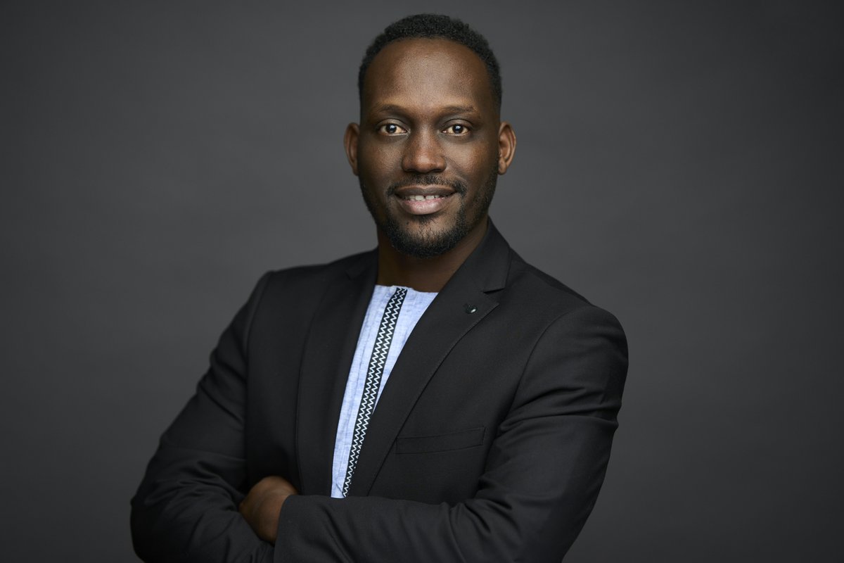 This unexpected shirt pairing looks very chic.  #corporateheadshots #corporateportraits #executiveportraits #linkedinprofiles