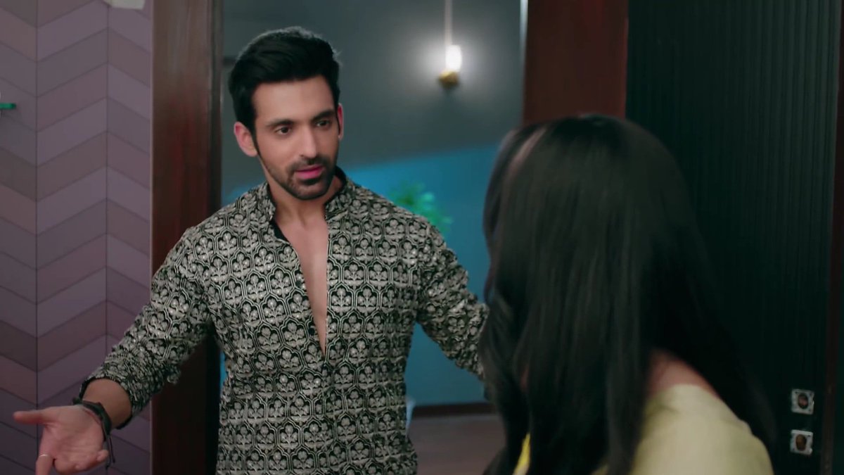 Ammu can't even find Dettol in his bathroom as it's just fill with his hair gel, facepacks and facewashes 🤣😭🤣😭 lol how cutely he's explaining why he needs all these for the k!ler personality and glow 🤣🤣🤣🤣
#SritiJha #ArjitTaneja #SriJit #AmVira  #KaiseMujheTumMilGaye