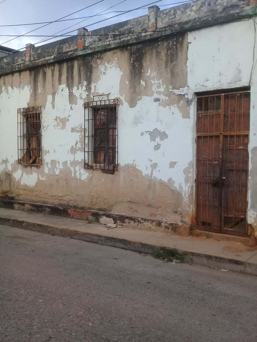 En Valencia.
Asi luce la parroquia San José casas en ruinas, abandonadas.

#valencia #carabobo #venezuela #parroquiasanjose #sanjose