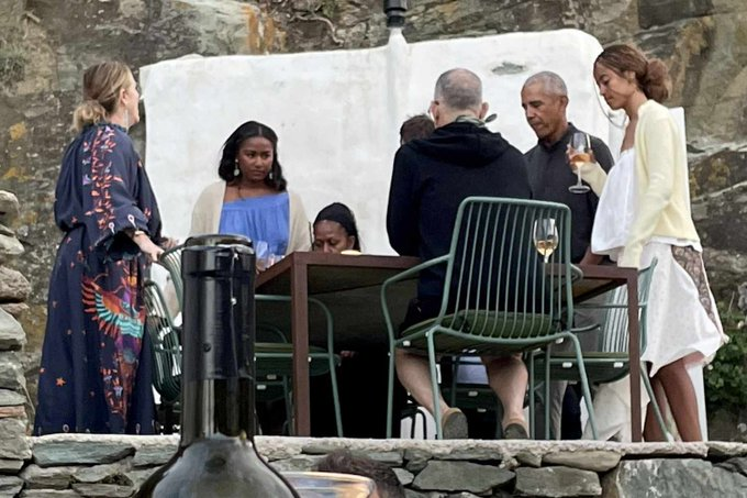 elzorrotacneno's tweet photo. A mediados de año, Tom Hanks y Obama - otro que debe ser investigado- pasaron sus vacaciones en Grecia. https://t.co/r20XKj1Qpn