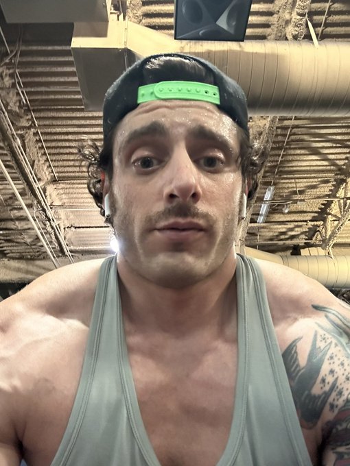 First back and shoulders day of the new year was beastly AF https://t.co/a5EKP6Ul25