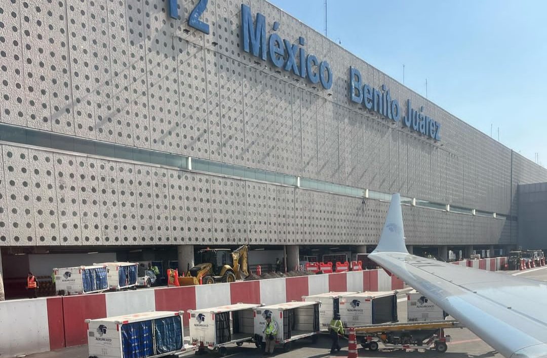 MouLove8's tweet image. Vámonos pues #chambeando #VamosPorMásMillas 🙋🏻‍♀️🛩️ #Sonando @HombresG  El Ataque de las chicas cocodrilo