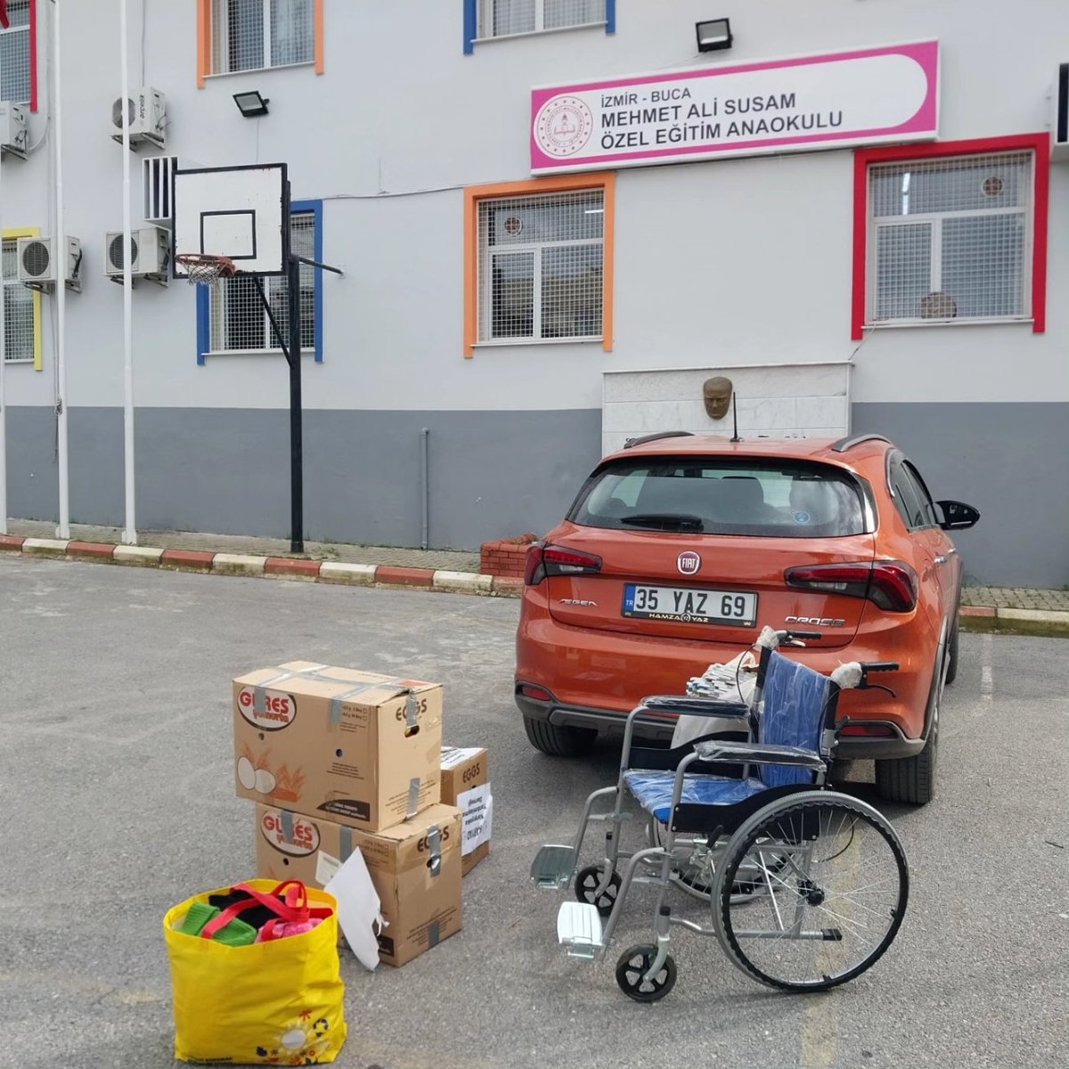 Bugun Buca'da Mehmet Ali Susam Özel Eğitim Anaokuluna söz verdiğimiz tekerlekli sandalye ,oyuncaklar,  30 tane ögrencimize bere götürdük Ege Vanlılar Dernegi Başkanı ve KARYAD yönetim kurulu üyesi <a href="/turgutyaz/">yağız turgut</a> ile ziyaret ettiğimiz okulumuzn Değerli Müdürü ilhan Angün teşekkürler