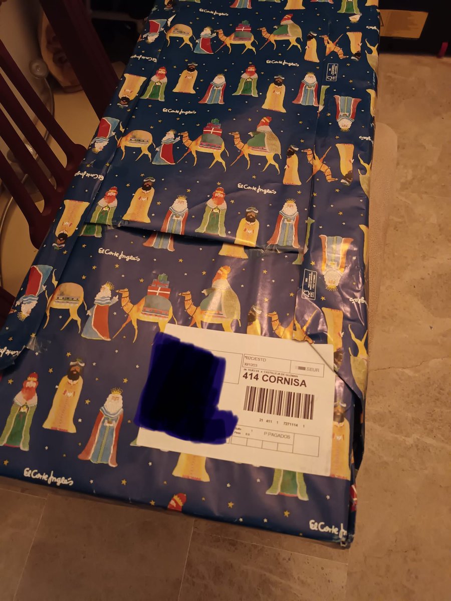 oscariman's tweet photo. Hago un pedido a @elcorteingles y pido que me lo envíen envuelto para regalo, pues coge @SEUR y le planta la etiqueta de envío directamente sobre el papel de regalo. Ahora los niños podrán saber que los reyes magos utilizan vuestros servicios, que gran labor, gracias! https://t.co/JMNyiBxHCT