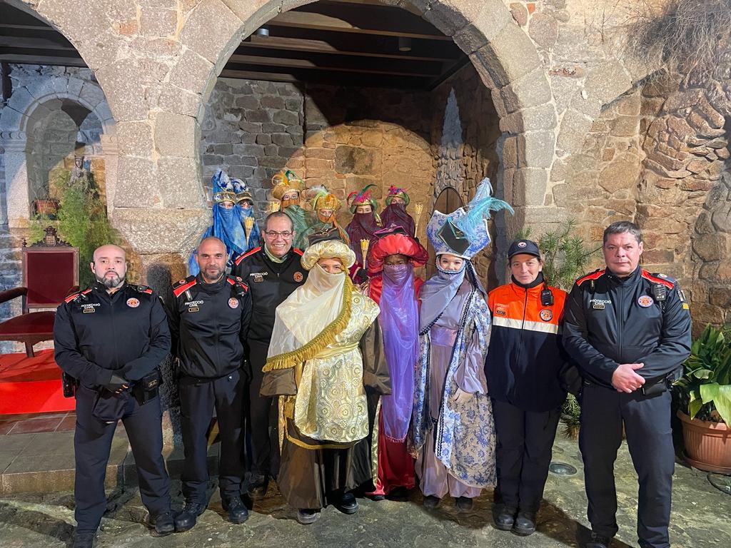 AVPC_SFG's tweet photo. Espectacular arribada dels carters reials! Aquest any han arribar per mar dins uns llaguts catalans de rem. 
Voluntaris de proteccio civil hem vetllat per la seguretat.
#voluntaris #protecciocivil #guixols #llopdemar #clubderem https://t.co/aqRQLEbe9r