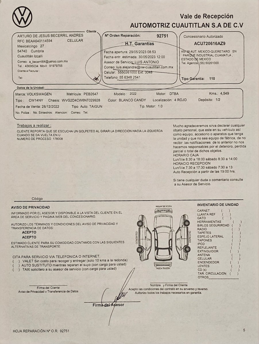 cuartodemillamx's tweet photo. Hola, quiero comentarte mi caso que tengo con la agencia #Volkswagen #Cuautitlan.

Adquirí una #TCross modelo 2022 en diciembre del 2022, todo muy bien en la compra, la verdad la vendedora nos explicó todo a detalle.

Unos 3 meses le empecé a notar que el volante tenía más juego de lo normal y un pequeño golpeteo casi imperceptible, pero solo era en momentos específicos, así que decidí llevarla a la agencia para que la revisaran, sali con el técnico de la agencia a dar una vuelta y pues como era de esperarse, el técnico no noto nada extraño y me comento que el juego que tenia el volante era normal, le comente que no era posible eso ya que la camioneta apenas tenia 4600km de recorrido, te la creiria si fuera un carro con un kilometraje mucho mayor, pero bueno, el técnico me comento que la dejara para revisión y ellos me marcaban cuando tuvieran un diagnostico que el proceso era de 3 dias habiles, unos días después (5 dias) no tenia noticias, así que decidí en hacerles una llamada para meter un poco de presión, después de 8 días me comentan que ya puedo pasar por la camioneta, que si tiene una falla en la caja de direccion pero ahorita no tenían la pieza pero que podía circular sin ningún problema o miedo a que pasara algo, así que decidi aceptar y pasar por la camioneta ya que me dieron un plazo de 30 días en lo que conseguían la refacción, pero en este punto fue donde se pasaron de listos, el día que me comentaron que la podía recoger por la mañana recibo una llamada del técnico comentando que la camioneta había sufrido un pequeño choque que no pasará hasta nuevo aviso y que si podía enviarles la póliza de seguro, por obvias razones me molesto esto y decidí ir a la agencia a revisar mi vehículo.

Ya una vez en la agencia me comentaron que no podía ver mi vehiculo ya que la habían mandado a valoración a su taller de hojalateria y no podían enviarme fotos hasta que el perito del seguro dictaminara el daño y ellos me mandaban evidencia del golpe, les comenté que como es posible que mi vehículo haya sufrido un golpe dentro de la agencia y si yo soy el dueño del vehículo y no me permitieran verlo, termine peleándome con el técnico y con el jefe de mecánicos y les dije que los hiba a demandar y me retire, ya en casa un poco más tranquilo decidí darle el beneficio de la duda y confiar en ellos ya que es una agencia con la cual ningún conocido ha tenido algún problema.

Días después regreso a la agencia y a duras penas me dejan pasar a ver mi camioneta en la cual no desperdicie la oportunidad para tomar una fotografía que adjunto, estando aqui aproveche para pelear un vehiculo a prestamo ya que no habia sido culpa mia si no de ellos que mi camioneta estuviera en el taller y a duras penas me dieron un vento que olia a patas. 

Se tardaron 15 días mas en entregarme la camioneta, le cambiaron la facia trasera y una calavera ya que no habia sufrido daños estructurales, lo que me precupaba por que el golpe fue esquinado.

Cuando deciden entregarme la camioneta tenia detalles de pintura en la fácil trasera y estaba mal acomodada y en la salpicadera delantera tenia un golpe que había hecho que se botara la pintura, al decirle de estos detalles al técnico me comenta que así la habían traído del taller de pintura y que la hiba a ingresar de nuevo, ya en este punto tenia 1 mes sin carro y pagando la mensualidad, cuando me entregan la camioneta me dicen que falta una moldura cromada de la facia trasera y tarda 3 días, dije bueno ya tengo mi camioneta y no creo que tarden, grave error pensar eso, tardaron 6 meses en la moldura y es fecha que aún no llega la pieza por la cual la ingrese a la agencia ya que el tecnico me comento hace unos dias que no hay fecha y que procediera como yo quisiera.

Quiero pedirte si puedes publicar o ayudarme en este caso para meter presión y la agencia me resuelva lo antes posible o me pudieras asesorar para saber hasta que instancias puedo llegar.

Muchas gracias por el tiempo.

Saludos