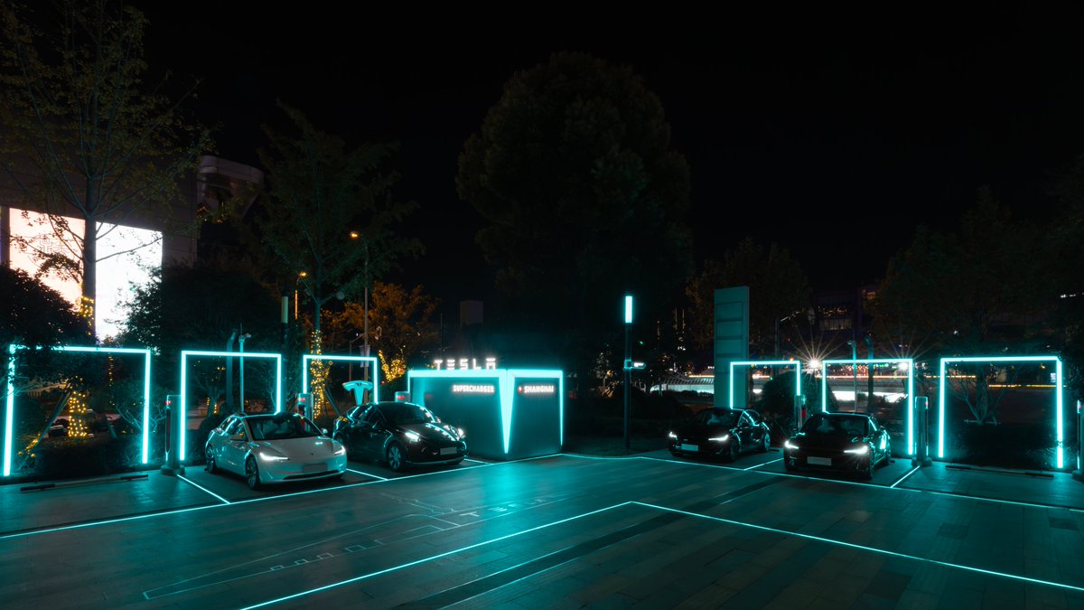 TeslaCharging's tweet photo. 55k Superchargers around the world — and counting https://t.co/tQQCff2b9b