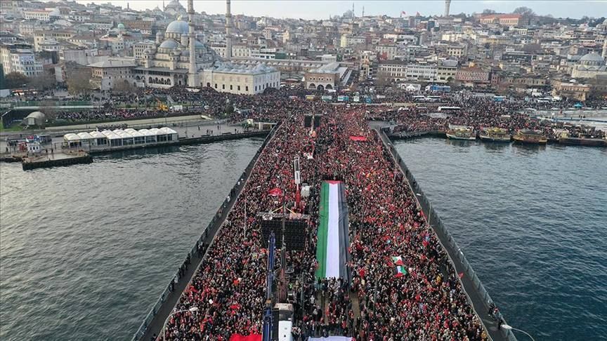 عشرات الآلاف يحتشدون في جسر غالطة بإسطنبول تضامنا مع قطاع غزة الفلسطيني turkpress.co/node/100149