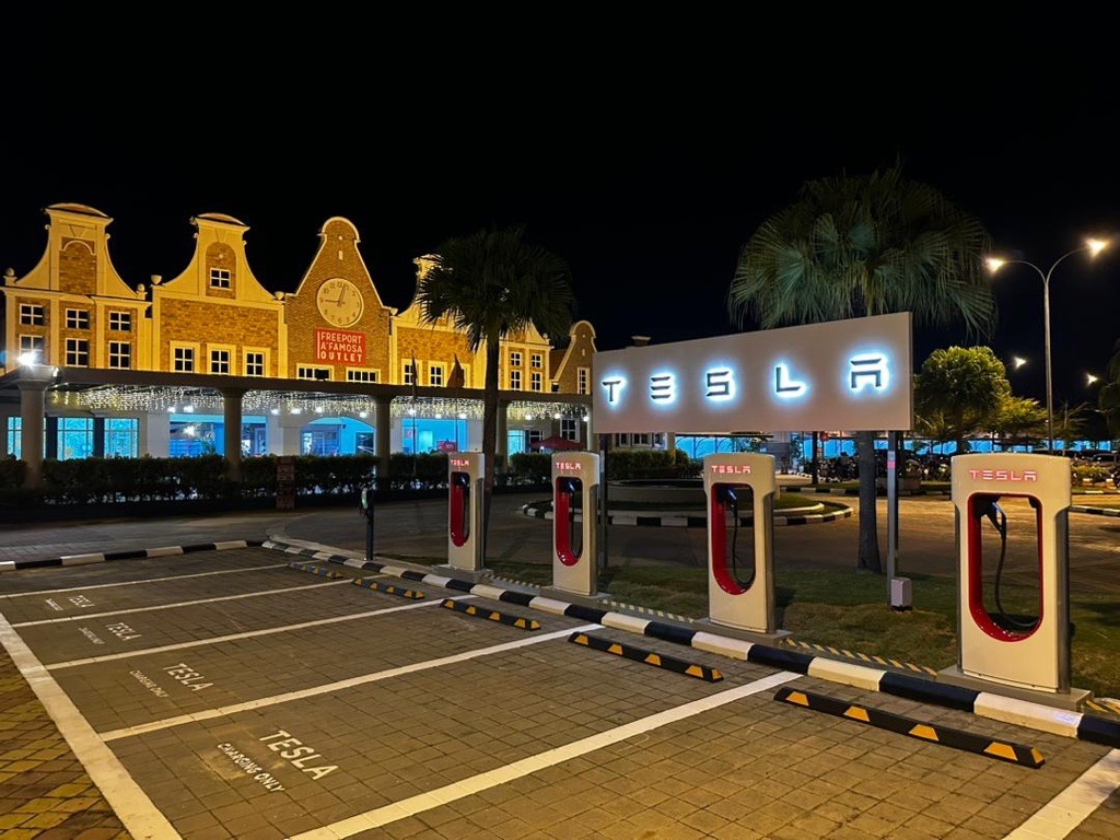 TeslaCharging's tweet photo. 55k Superchargers around the world — and counting https://t.co/tQQCff2b9b