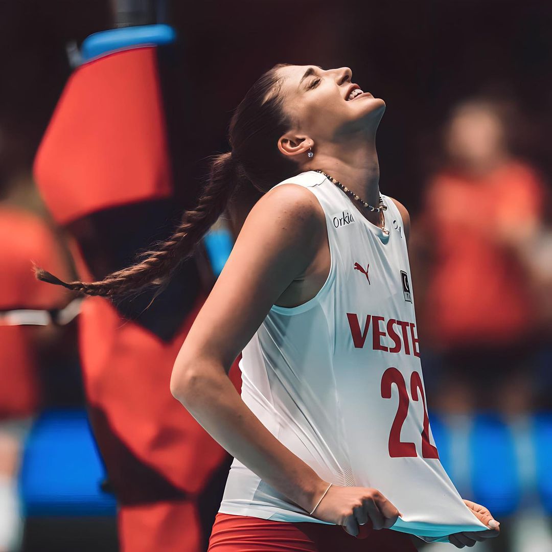 Zeki, çevik, ahlâklı. <a href="/ilkinaydn/">İlkin Aydın</a>
Türkiyemiz'in canım sporcusu, iyi ki doğdun!