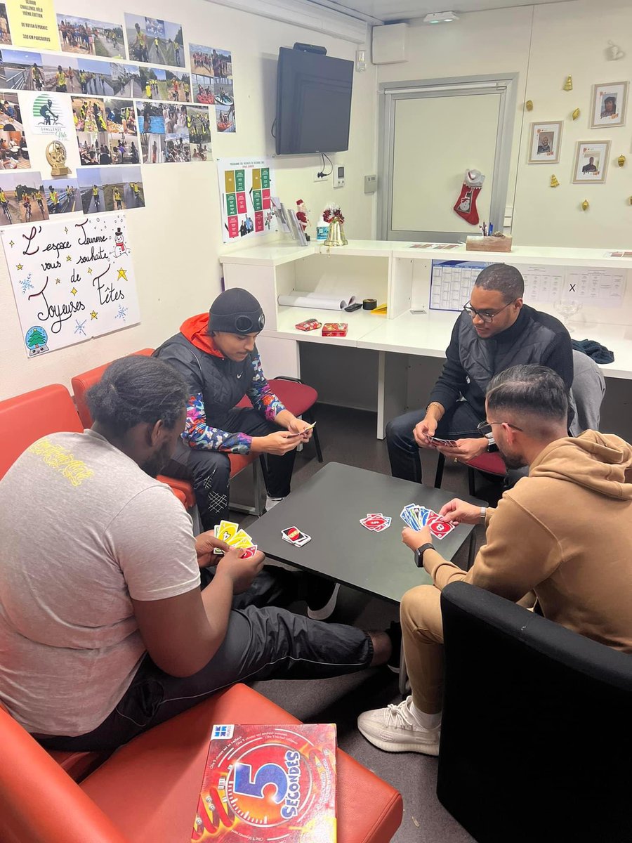 v_narbonnais's tweet photo. 📍Passage à l’Espace Jeunesse histoire de mettre quelques corrections au #Uno et au #5Secondes à ces #JeunessesColombiennes impertinentes 😅

🙏🏽 MERCI aux équipes d’animation @ColombesJeunesse pour l’encadrement du riche programme proposé durant ces vacances de Noël à #Colombes🎄🎅🏽
