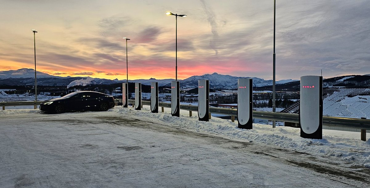 TeslaCharging's tweet photo. 55k Superchargers around the world — and counting https://t.co/tQQCff2b9b