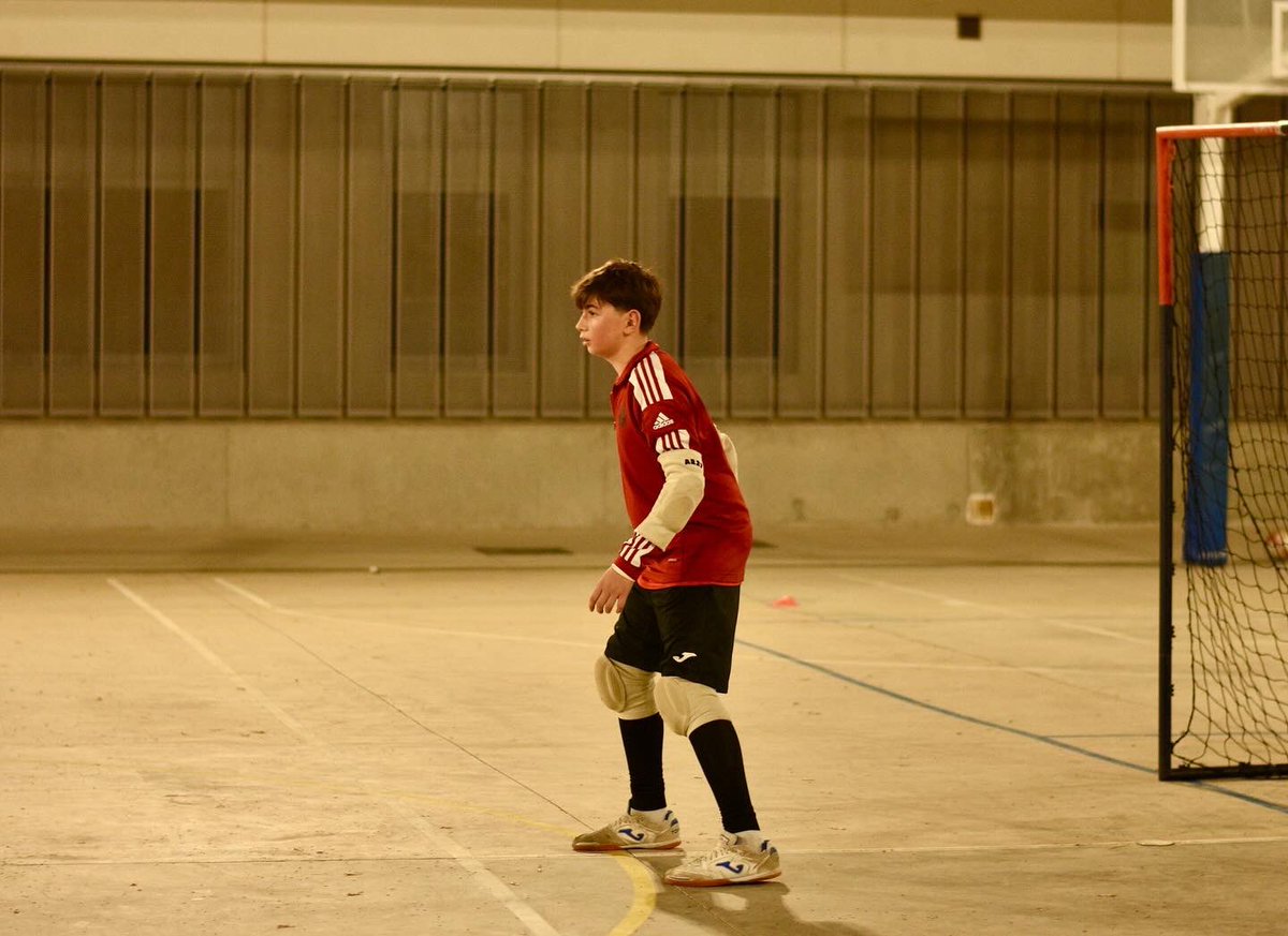 CFSEixample's tweet photo. #ClubCFSE ⚽️
En marxa! 🏋♀️
🔋 Després d’una setmana més relaxada, hem recarregat forces per iniciar l’any al màxim! 💪
La negrivermella mira ja a la competició, amb molta activitat a Copa la setmana vinent 🏆.
🔛 El 2024, en marxa!
#EsperitEixamplí #NadalCFSE ⚫️🔴 https://t.co/6XczzwaNkI